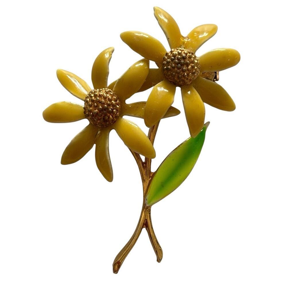 Enamel Daisy Pin Brooch Yellow with green leaf Retro Mod Vintage Jewelry 1970s